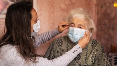 Če bi se prav vsi dosledno držali zaščitnih ukrepov in samoizolacije, bi bil vrh epidemije novega koronavirusa pri nas lahko že sredi aprila, nakar bi se razmere začele počasi umirjati