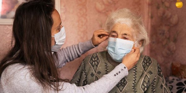 Če bi se prav vsi dosledno držali zaščitnih ukrepov in samoizolacije, bi bil vrh epidemije novega koronavirusa pri nas lahko že sredi aprila, nakar bi se razmere začele počasi umirjati