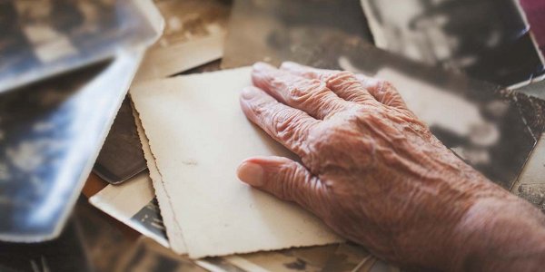 Demenca ni del staranja, ampak posledica bolezni možganov, za katero po 80. letu zboli že vsak peti Slovenec – zato bi morali znake te bolezni poznati vsi!