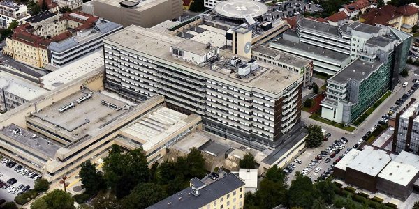 Edini učinek neodgovornega obnašanja so vedno nove okužbe in vedno novi ukrepi – trenutno je to zaprtje Kliničnega oddelka za žilne bolezni UKC Ljubljana. Kaj bo sledilo jutri?