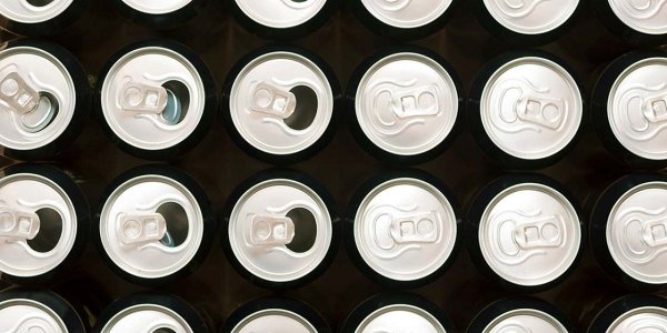 Energijske pijače, ki niso nič drugega kot poživila, pri mladih povzročajo resne težave – od motenj koncentracije in spanja do večjega izločanja stresnih hormonov ter srčnih aritmij