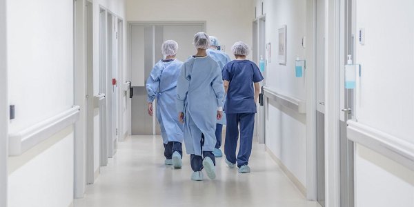 Hladen tuš za medicinske sestre, odzivi različni