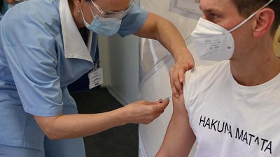 Javni apel razumnikov: družbeno premirje in sodelovanje je edina prava in razumna pot k premaganju epidemije, v kateri začetek množičnega cepljenja prinaša upanje, da bomo še letos lahko spet zaživeli svobodno