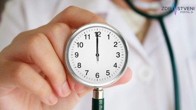 Na urgenci ljubljanskega UKC, kjer se čakanje lahko razpotegne tudi na 12 ur, bodo bolniki v prihodnje čakali še dlje – primer, ki potrjuje, kako zelo nujna je reorganizacija zdravstvenega sistema