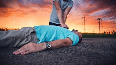 Nenadni srčni zastoj in oživljanje: ko je ogroženo življenje, šteje prav vsaka sekunda, zato ne oklevaj, ampak »Pristopi. Stisni. Reši življenje.«