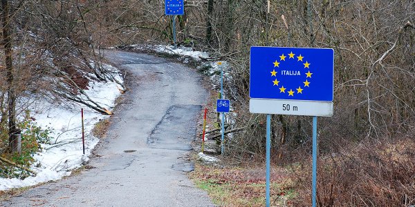 Novi koronavirus: zaprtje meje z Italijo – sorazmeren ali prepozen ukrep?