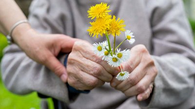 Novi obeti za zgodnje odkrivanje demence – s testiranjem do pravočasnega zdravljenja in upočasnitve nezadržnega brisanja jaza obolelega