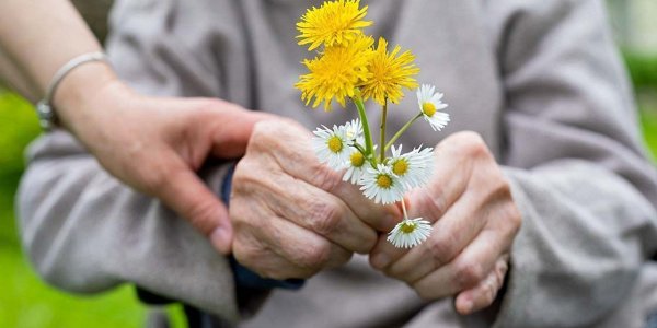 Novi obeti za zgodnje odkrivanje demence – s testiranjem do pravočasnega zdravljenja in upočasnitve nezadržnega brisanja jaza obolelega 