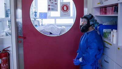 Pacienta, ki je zaradi hitrega napredovanja COVID v nedeljo umiral, so še lahko rešili. Zakaj bodo v enotah intenzivne terapije ob takih »primerih«, kot je opisani v članku, čez tri tedne nemočni?