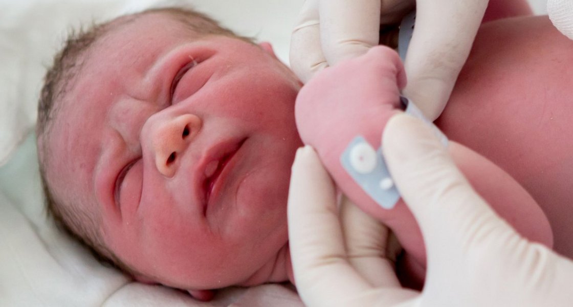 Redke bolezni – na podlagi kapljice novorojenčkove krvi doslej lahko odkrili le dve, odslej jih bodo lahko 20!