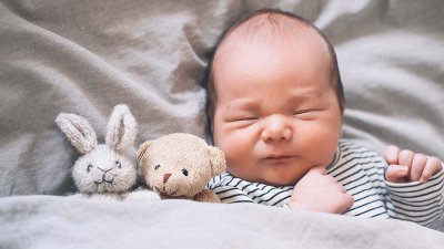 Respiratorni sincicijski virus, ki je že zdaj v polnem razmahu, lahko pri dojenčku v trenutku povzroči dihalno stisko, ki je lahko tudi usodna – po prepoznavi simptomov je treba nemudoma poiskati strokovno pomoč