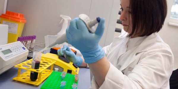 Slovenija se pridružuje redkim državam, ki zagotavljajo finančno kritje ene najperspektivnejših diagnostik na področju onkologije –  molekularnega genetskega testiranja za bolnike z rakom 