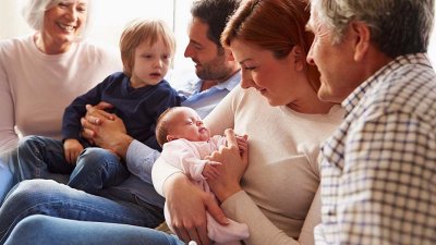 Vse več nosečnic in njihovih bližnjih razume, zakaj morajo v času gripe in drugih respiratornih okužb s cepljenjem poskrbeti za zaščito novorojenčkov oziroma dojenčkov – pa tudi sebe