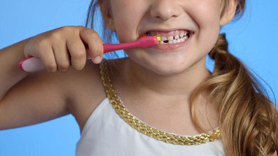 Zakaj se pri jemanju brisov vsaj pri otrocih ne bi odločili za možnost odvzema brisa z jezika? In kakšna je skrb za ustno zdravje otrok v času epidemije?