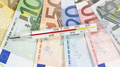 Zakaj zdravstvena blagajna tako pozno dobiva zeleno luč vlade za 111 milijonov evrov višjo porabo?