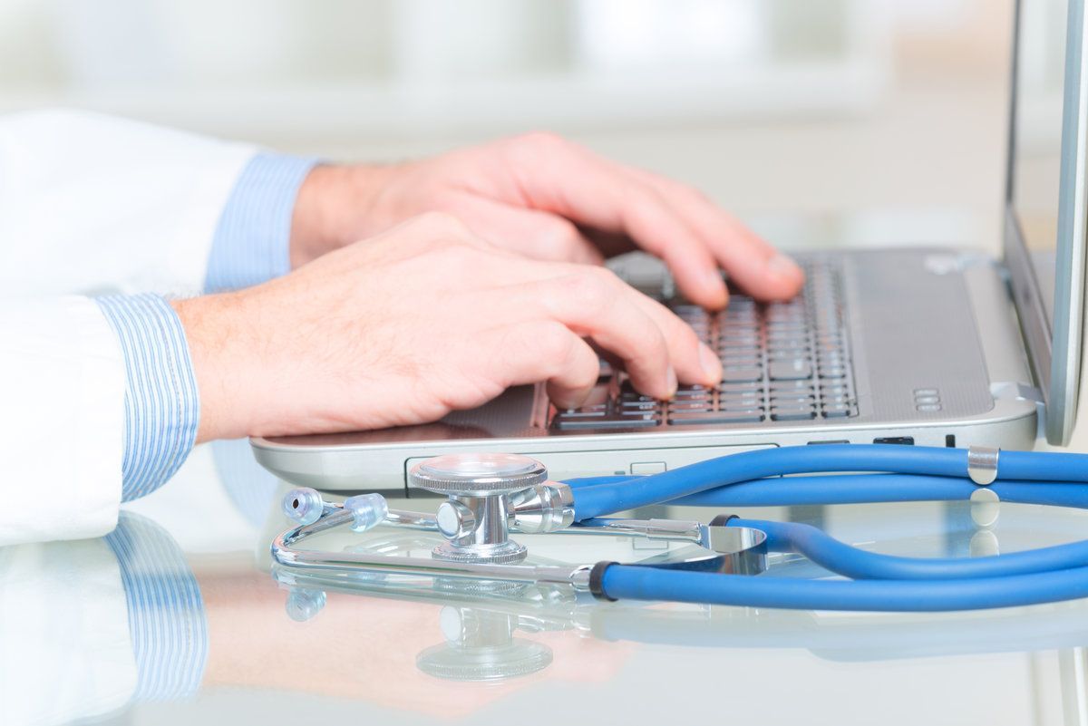 Zdravnik ne skrbi le za pacienta, precejšen obseg dela predstavlja tudi vnašanje podatkov v računalnik.