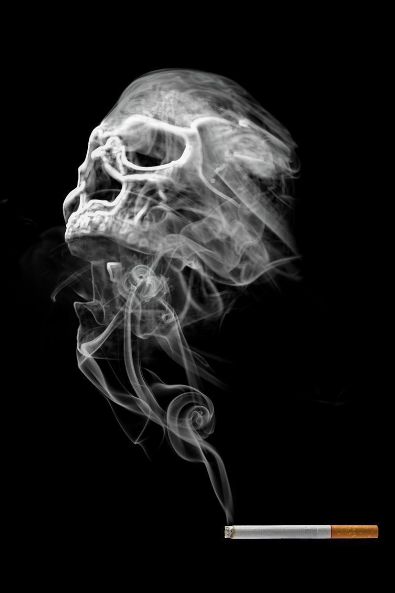 simbolična slika cigaretnega dima in mrtvaške glave