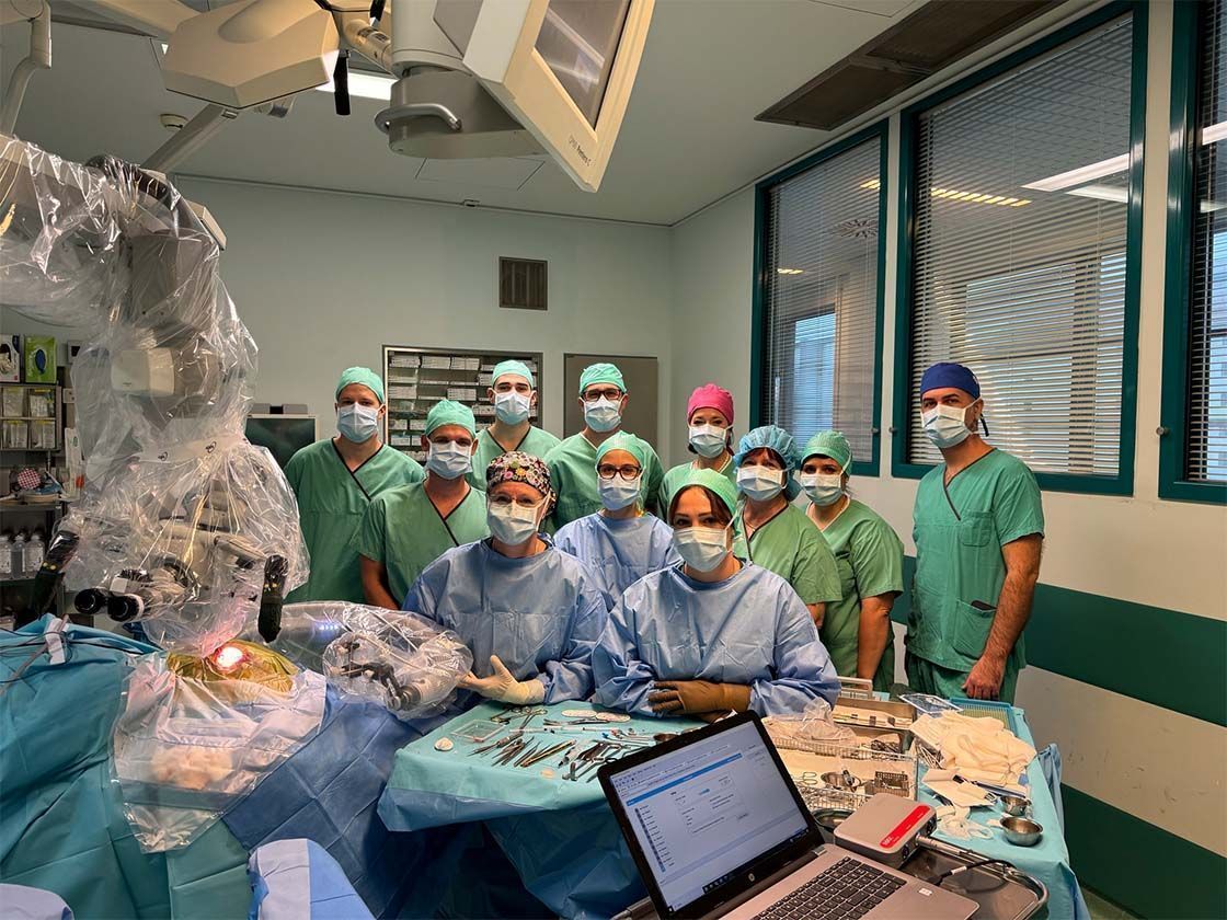 robotsko asistirana vstavitev elektrod polževega vsadka - ekipa